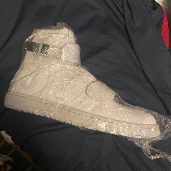 Jordan’s strapped up sz13 - Picture 2 of 8